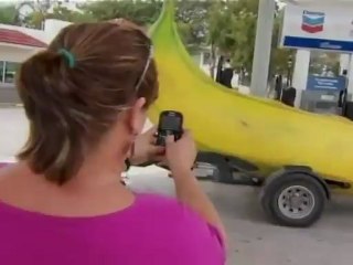Construyen un carro con forma de banana