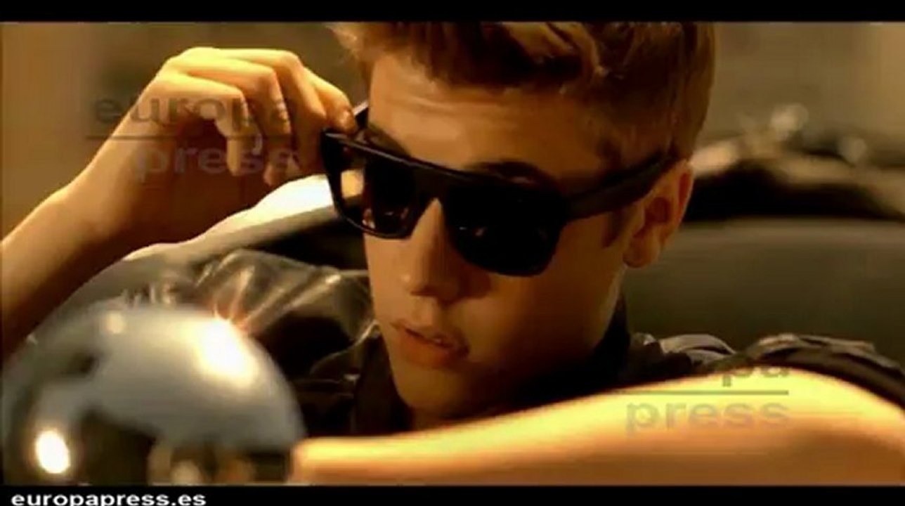 Justin Bieber agarra el pecho de una seguidora