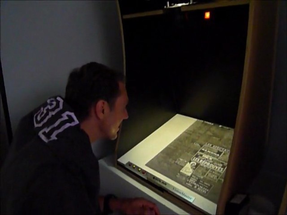 consultation d'un microfilm aux archives départementales de l'isere