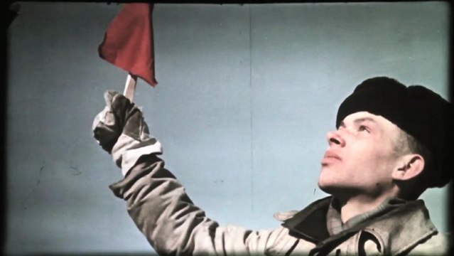 Construction préfabriquée d'immeubles de logements en URSS (1958 ?) film d'archive ministère de la Reconstruction et de l'Urbanisme MRU préfabrication HLM