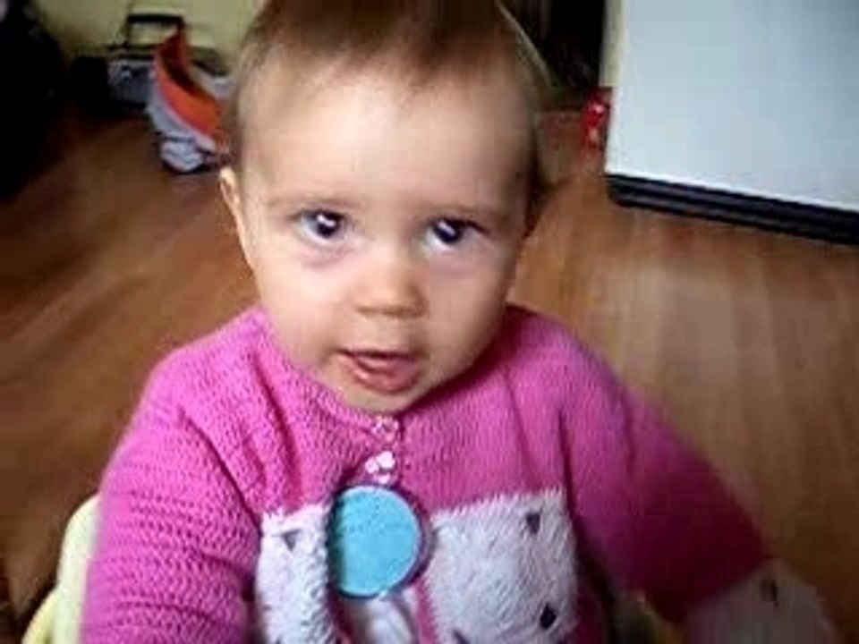 Lou joue avec la caméra