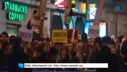 Quinientas personas protestan frente a la sede del PP