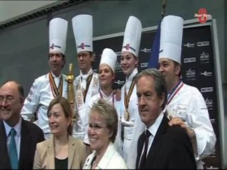 Thibaut Ruggeri brandit le Bocuse d’or 2013 (Lyon)