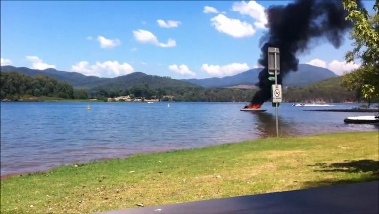 Jet ski sauve un bateau en feu