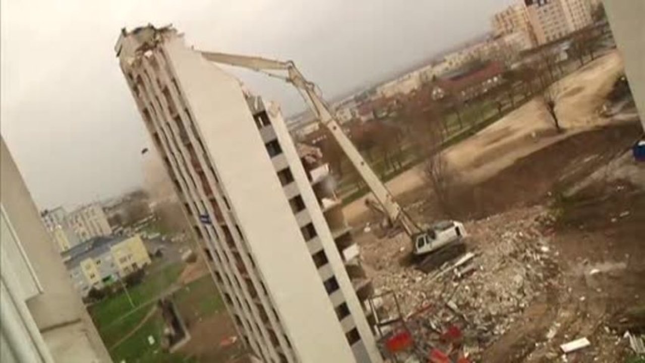 Destruction de la Tour numéro 100 (La Chapelle-Saint-Luc)