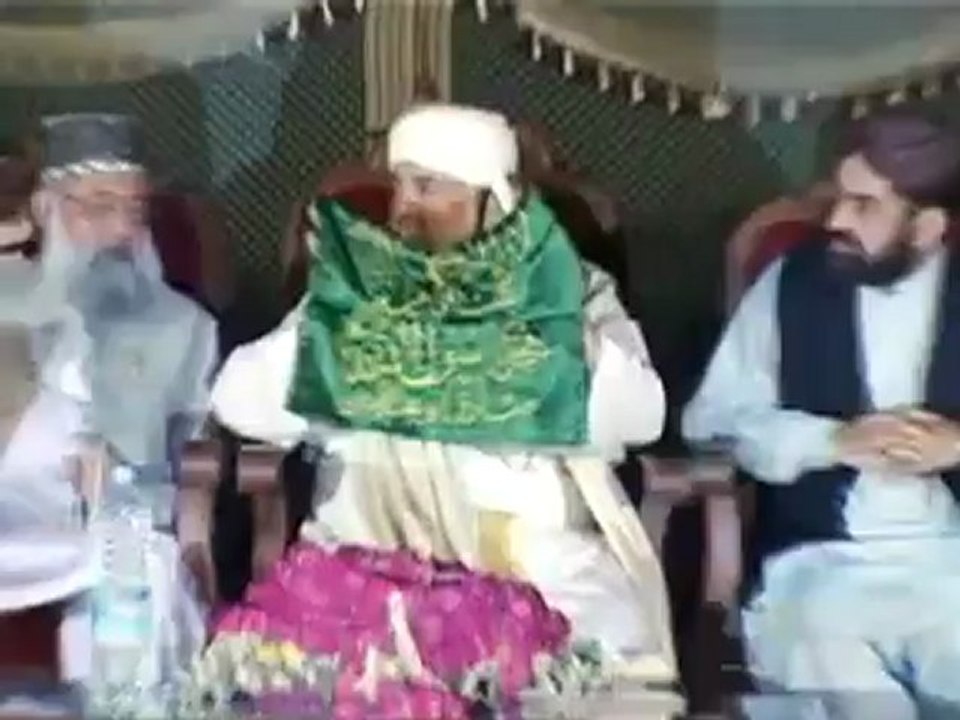 What gift did Shaykh Hashim Al Madani(Owner of Keys of Roza of Huzoor alaihisalam) gave to Tahir ul Qadri and Minhaj ul Quran