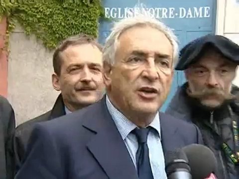Visite de DSK à Calais en 2006 pour les réfugiés (CalaisTV)