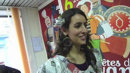 Un défilé  avec des robes en papier journal, le 8 février à Douai