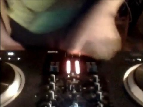 scratch ( technique passe-passe) a une main essaie 1. ca peu faire bien si c retravailler :)