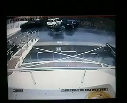 Ce motard se fait happer par une énorme vague et finit à la mer