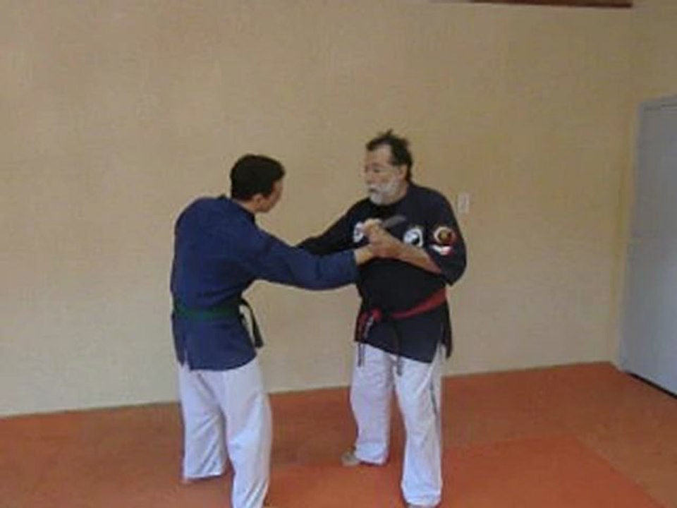 Défense contre menace au couteau avec yubibo et kyusho-jitsu