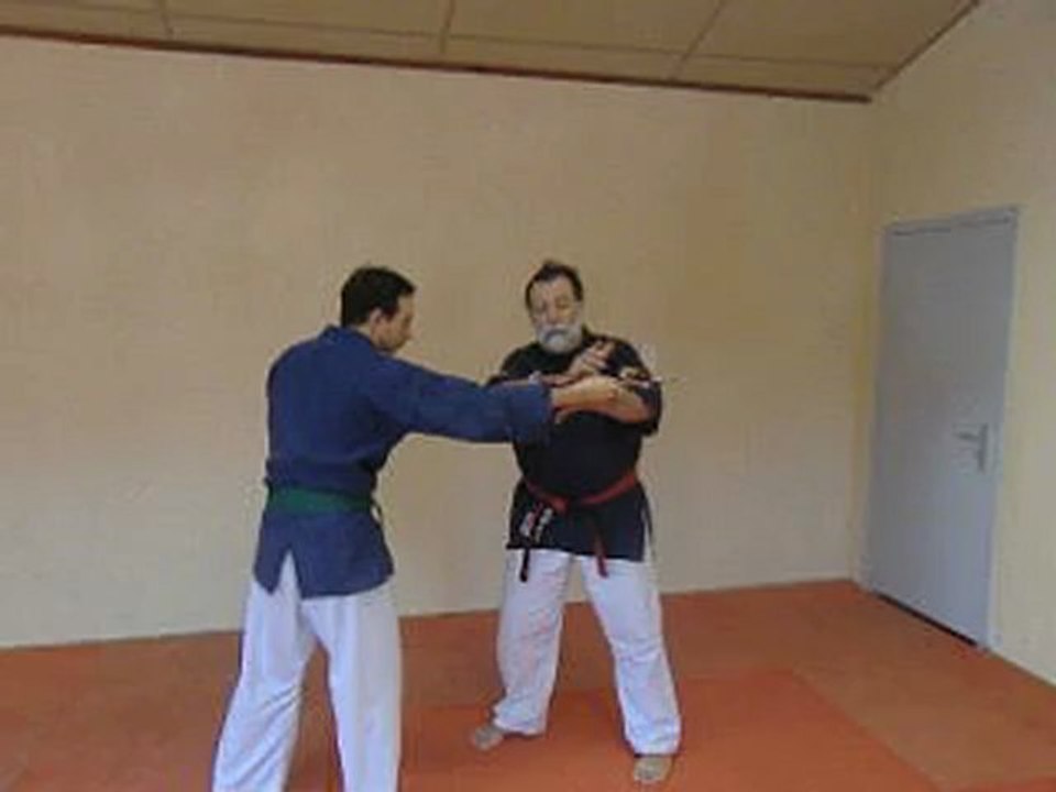 Défense avec Yubibo contre couteau par Jean-Paul Bindel, Hanshi