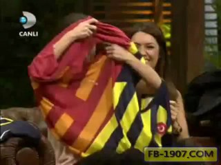 Beyaz, Yolanthe Cabau'ya Fenerbahçe Forması hediye etti.