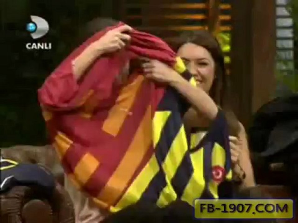 Beyaz, Yolanthe Cabau'ya Fenerbahçe Forması hediye etti.