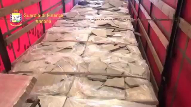 Ancona - Scoperti 19 Clandestini in un tir al porto (31.01.13)