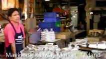 Regardez ce train passer au beau milieu d'un marché en Thaïlande