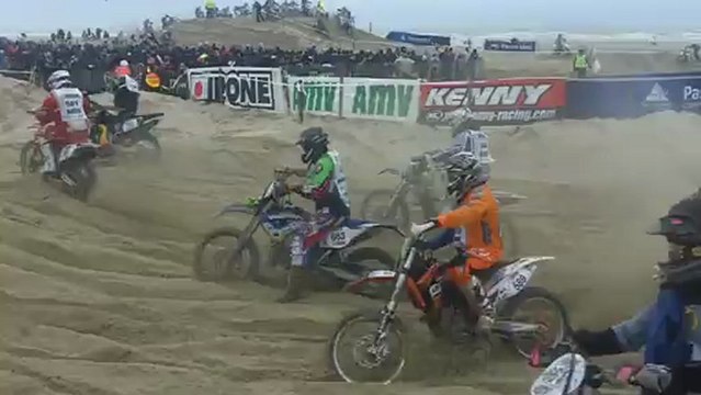 Les derniers coureurs à arriver sur la piste.