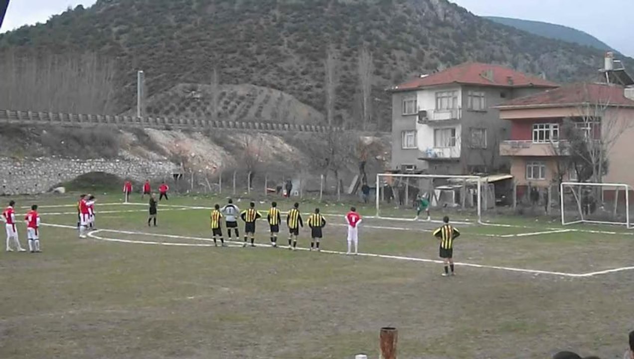 Vezirhanspor kalecisi Barış penaltı atarken..