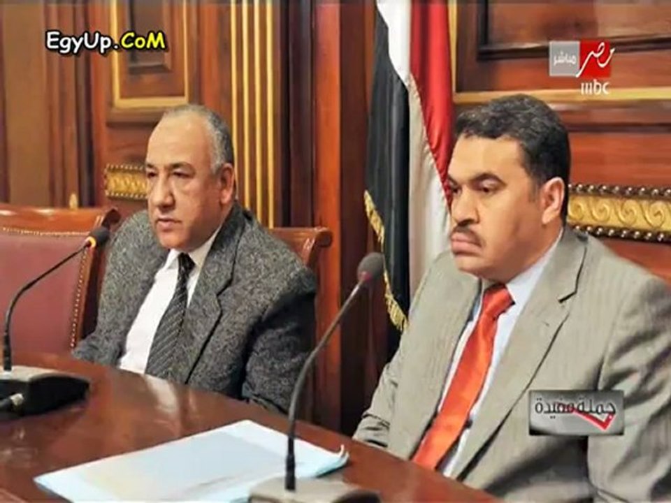 شاهد لحظة محاولة اقتحام الثوار لقصر الاتحادية بالبلدوزر لخلع باب قصر الاتحادية ... نتيجة تحقيقات النيابة