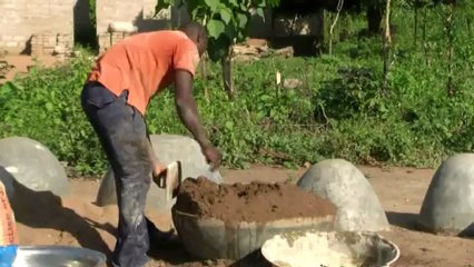Des récupérateurs d'eau de pluie au Bénin