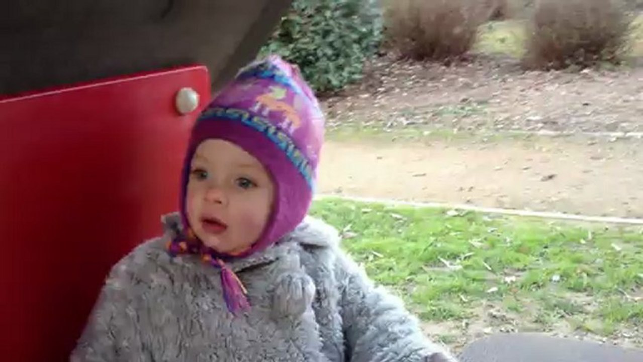 Olivia JOUE AVEC SON POUPI