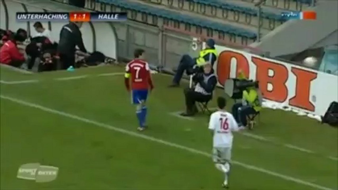 Fotograf wird vom Fussball getroffen