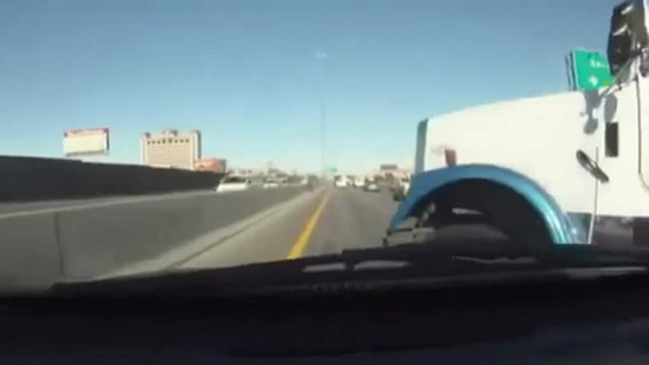 Caminhoneiro perde o controle e provoca acidente incrível