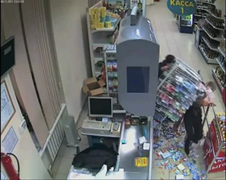 Il fait tomber un rayon de supermarché en voulant sauter au-dessus d'une chaîne