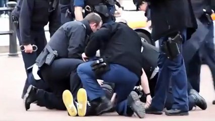 Un homme tente de se trancher la gorge devant Buckingham Palace