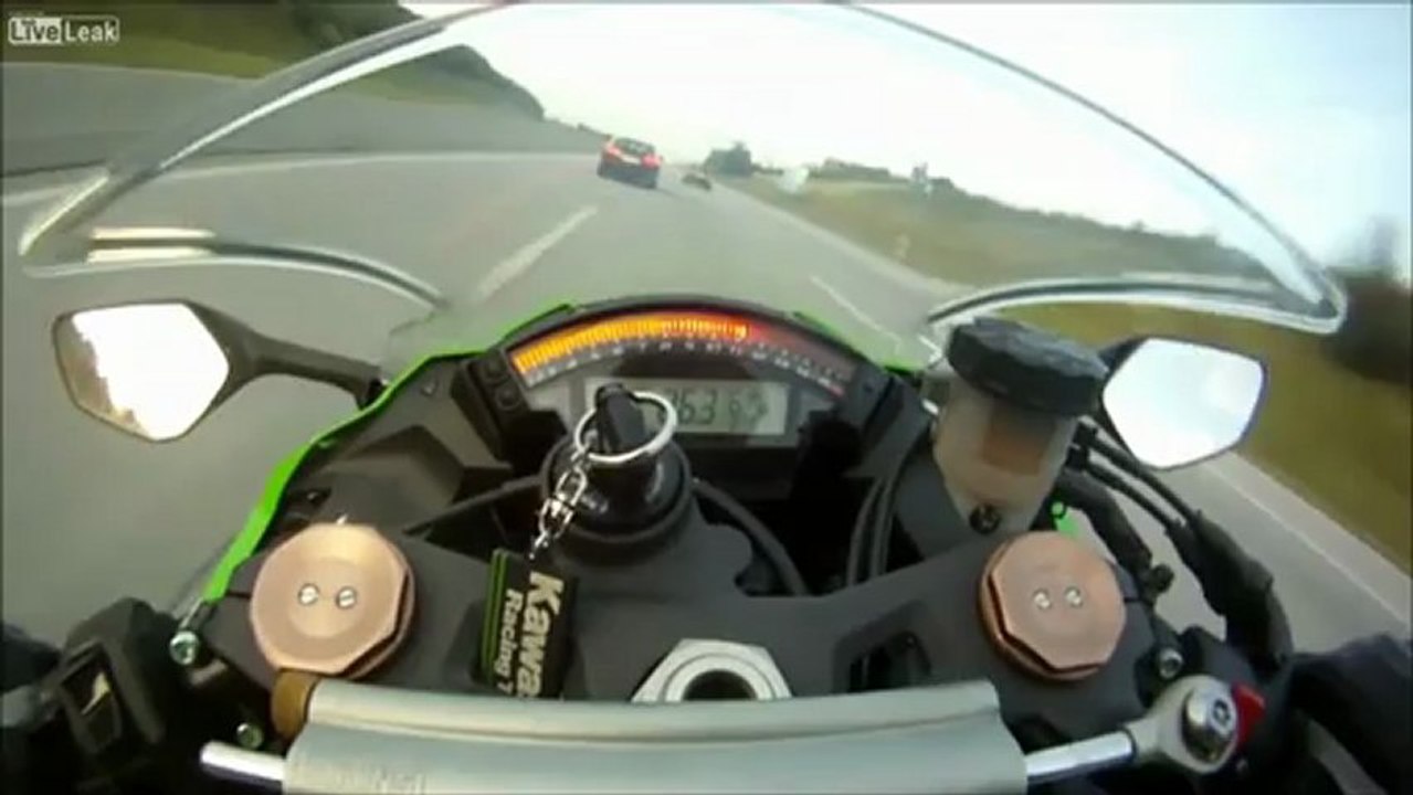 La vidéo impressionnante d'une moto qui roule à 300 km/h