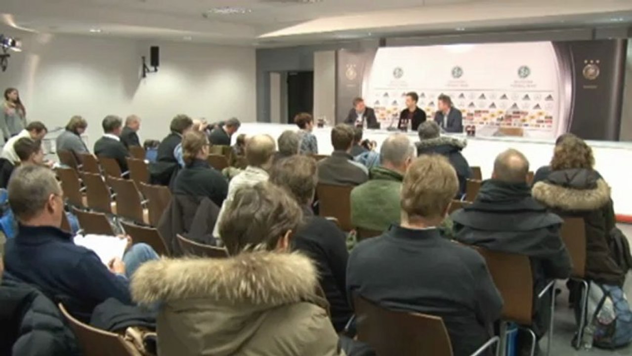 Bundeskanzlerin bei DFB-Freundschaftsspiel auf der Tribüne