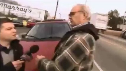 Repórter leva soco na cara durante entrevista