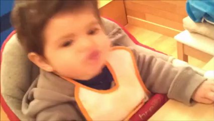 Luna haciendo el gorrino y con la botella UN AÑO