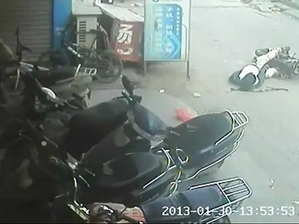 Chine : Homme en scooter chute et personne ne l'aide
