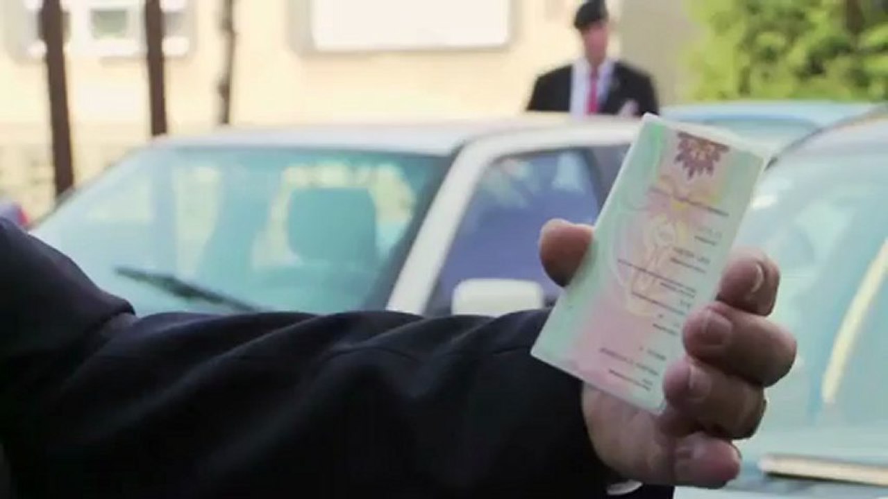 Personalausweis entlarvt - priester und pfarrer tragen keine personalausweise