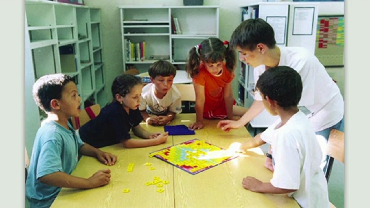 Robert Bourvis présente l'Apféé lors d'une conférence IDEAS en décembre 2011