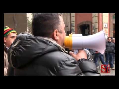 Napoli - I dipendenti ASTIR occupano la chiesa del Gesù (05.01.13)