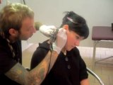 petite video tatoo derrier l oreille fait a aiguille magique