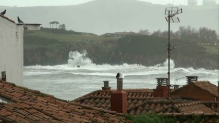 HOY 6 Febrero: Temporal en el Cantábrico visto desde los tejados de Candás