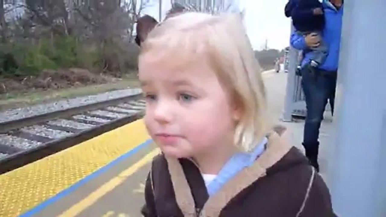 Croquinambourg : Enfant qui attend son train [cute]