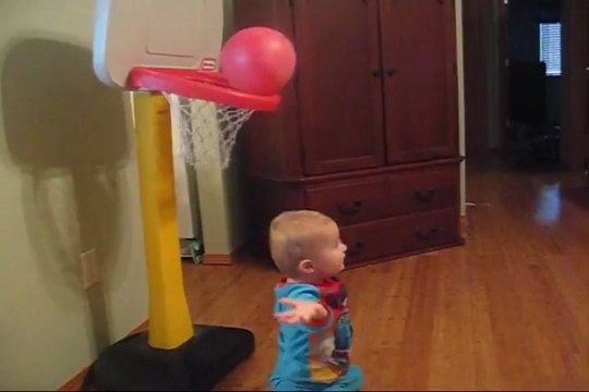 Trickshot Basket d'un bébé de 2 ans