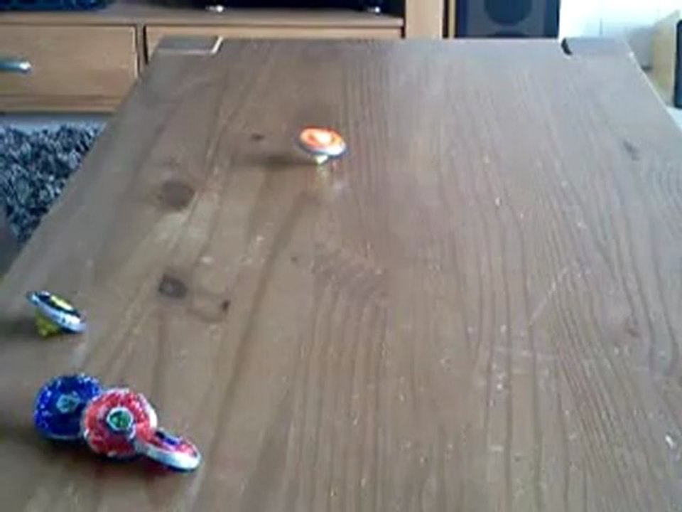 les toupies beyblades d'éthan 6 ans.