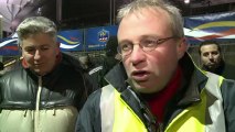 Les grévistes de PSA interpellent Hollande au Stade de France