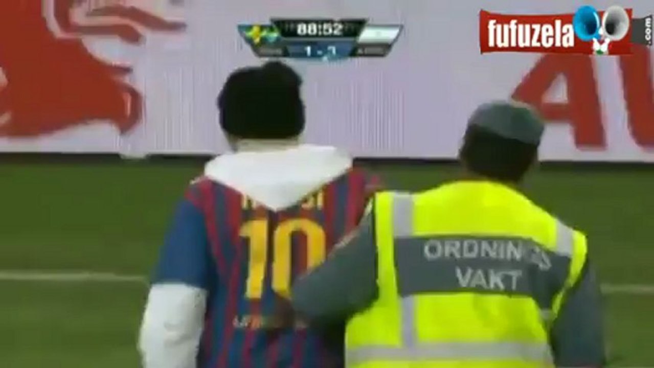 لقطة اليوم .  مشجع يقتحم الملعب ويُقبل رأس ميسي