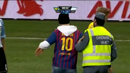 Insolite - Un fan embrasse Messi
