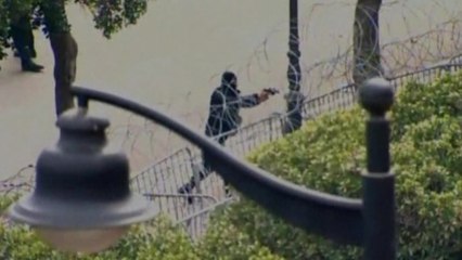 Tunisia dissolves government