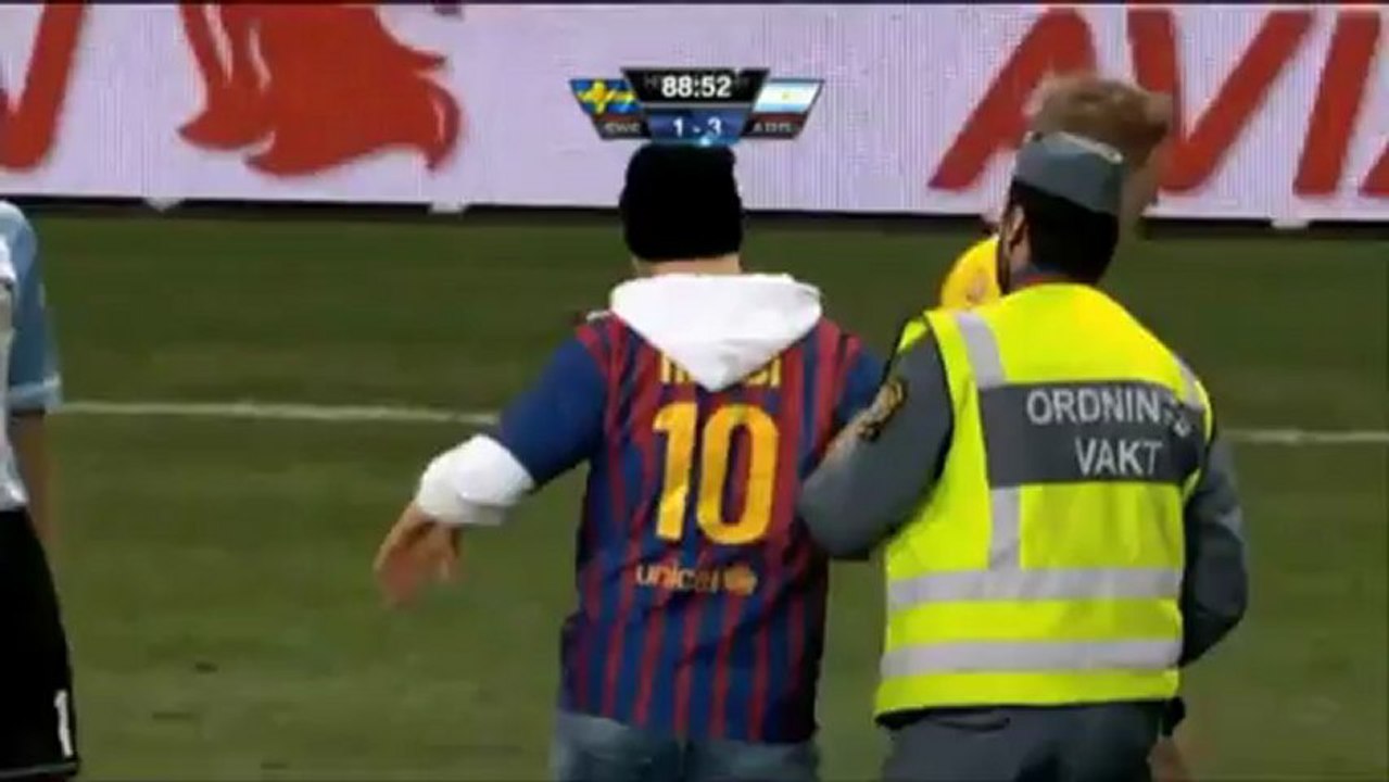 Messi-Fan läuft aufs Feld und küsst sein Idol