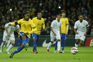 Ronaldinho perd son duel face à Joe Hart !