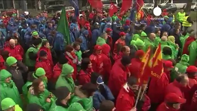 Miles de funcionarios belgas se manifiestan en Bruselas