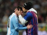 2013年2月7日 サッカー 国際親善試合　アルゼンチン対スウェーデン戦で男性サポーターが乱入…メッシに抱き着きキス　メッシがブチ切れる